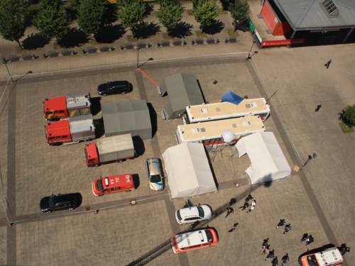 Luftbild einer Leitstelle mit mehreren großen Zelten und Fahrzeugen