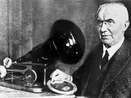Emil Berliner mit seinem ersten Grammophon und einer Zinkschallplatte