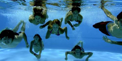Jugendliche schwimmen unter Wasser.