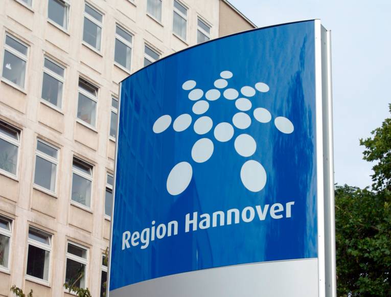 Pylon mit Regionslogo und Schriftzug "Region Hannover"